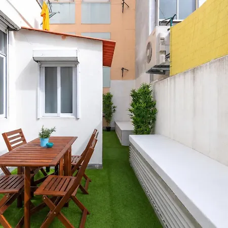 Sunny With Patio, By Timecooler Apartmán *