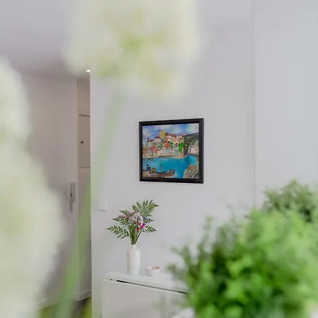 Sunny With Patio, By Timecooler Appartement