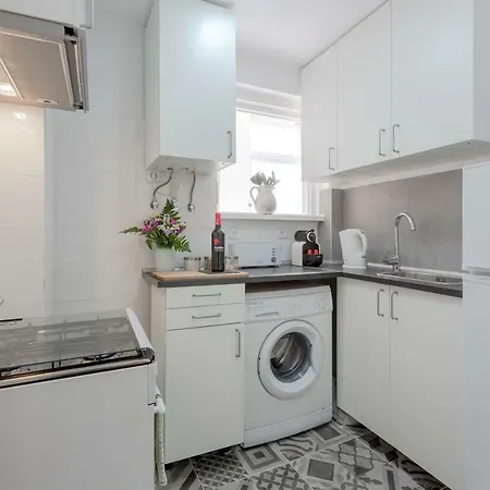 Sunny With Patio, By Timecooler Appartement