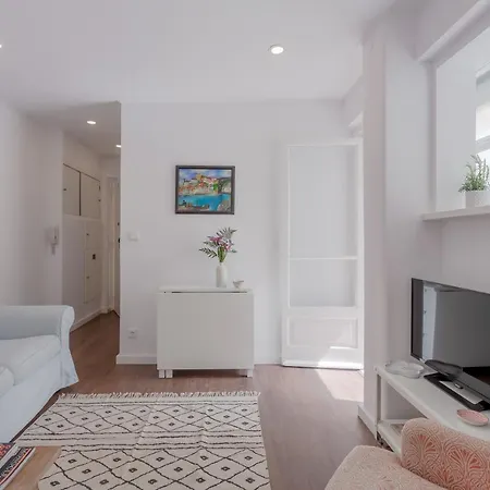 Sunny With Patio, By Timecooler Apartment Lisbon