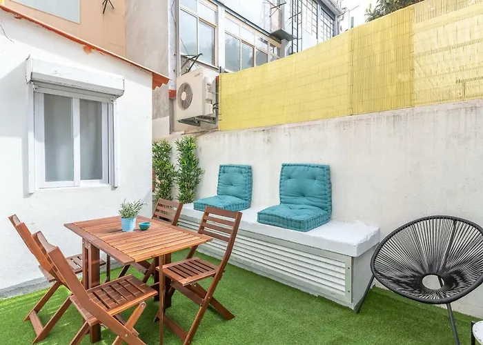 Sunny With Patio, By Timecooler דירה ליסבון