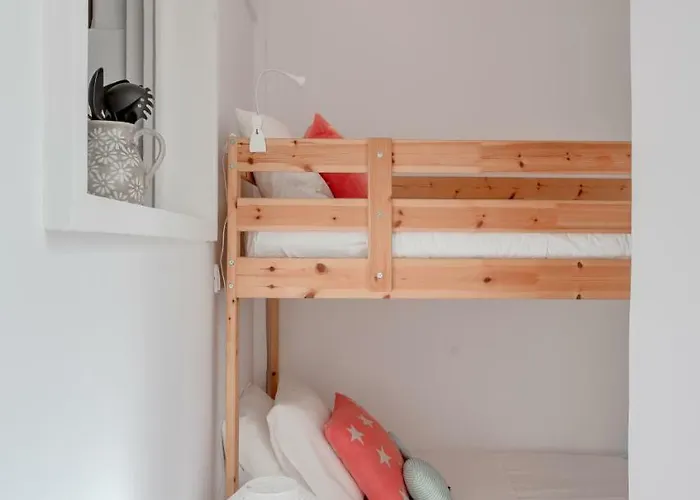 Sunny With Patio, By Timecooler דירה ליסבון