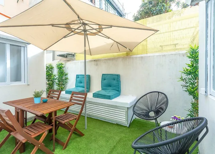 Sunny With Patio, By Timecooler דירה