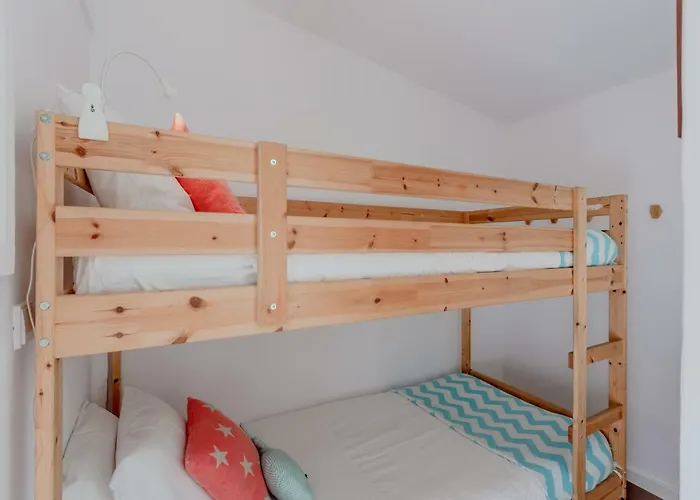 Sunny With Patio, By Timecooler דירה *