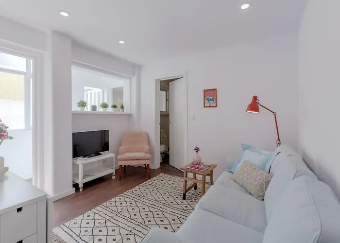 Sunny With Patio, By Timecooler ליסבון