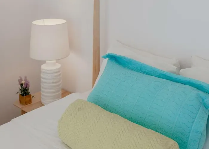 Sunny With Patio, By Timecooler דירה