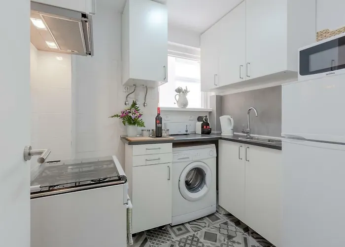 Sunny With Patio, By Timecooler דירה