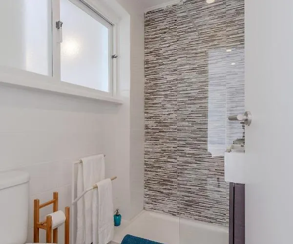 דירה Sunny With Patio, By Timecooler *