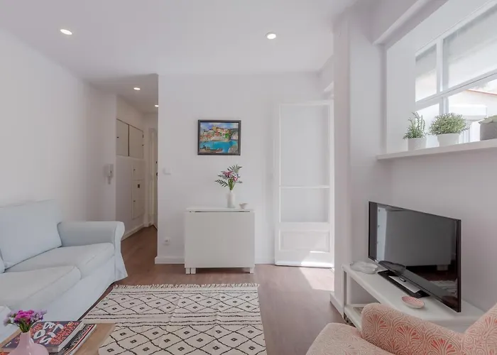 Sunny With Patio, By Timecooler דירה ליסבון